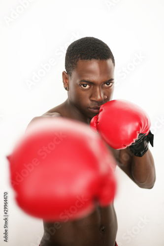 Profiboxer mit roten Boxhandschuhen