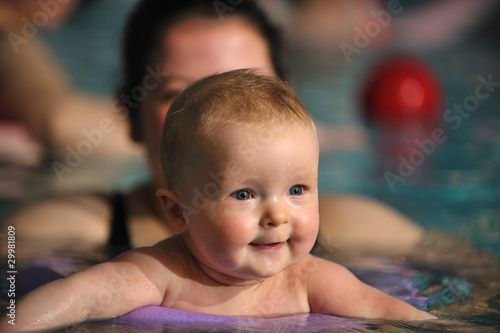 Baby beim schwimmen
