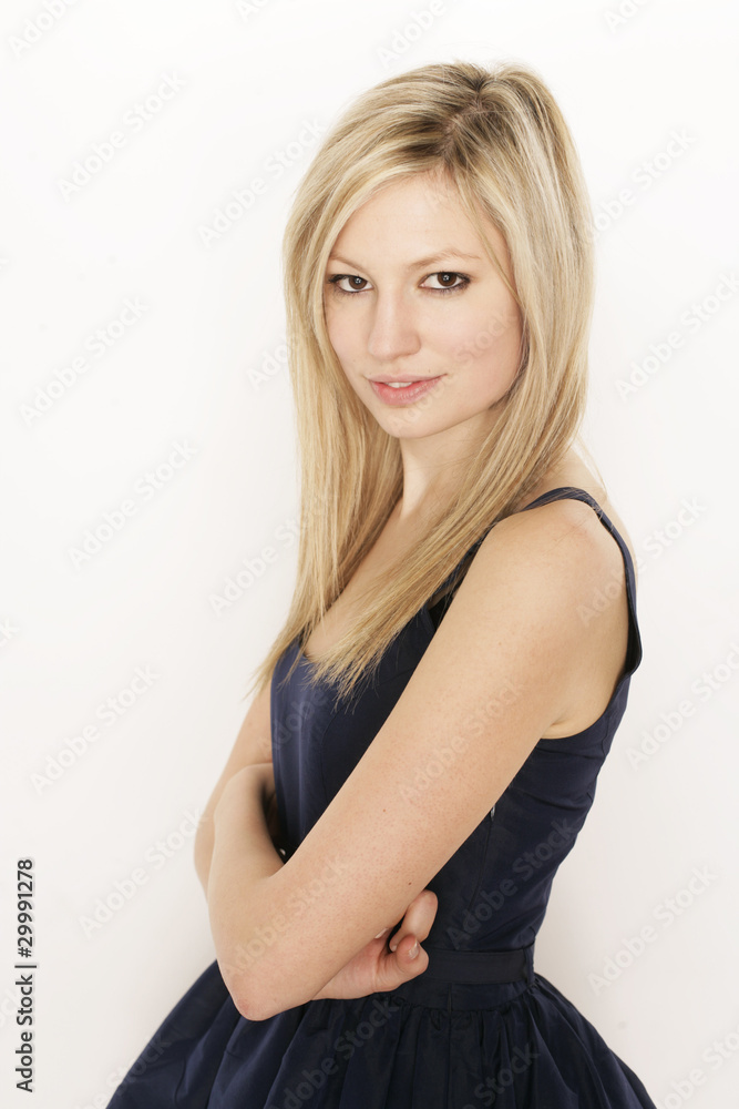 junges Mädchen im schwarzen Kleid junges Mädchen im schwarzen Kleid