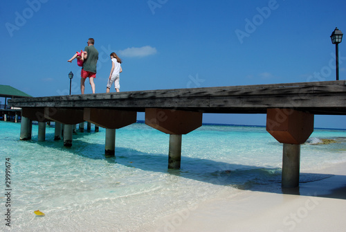 persone su pontile maldiviano photo