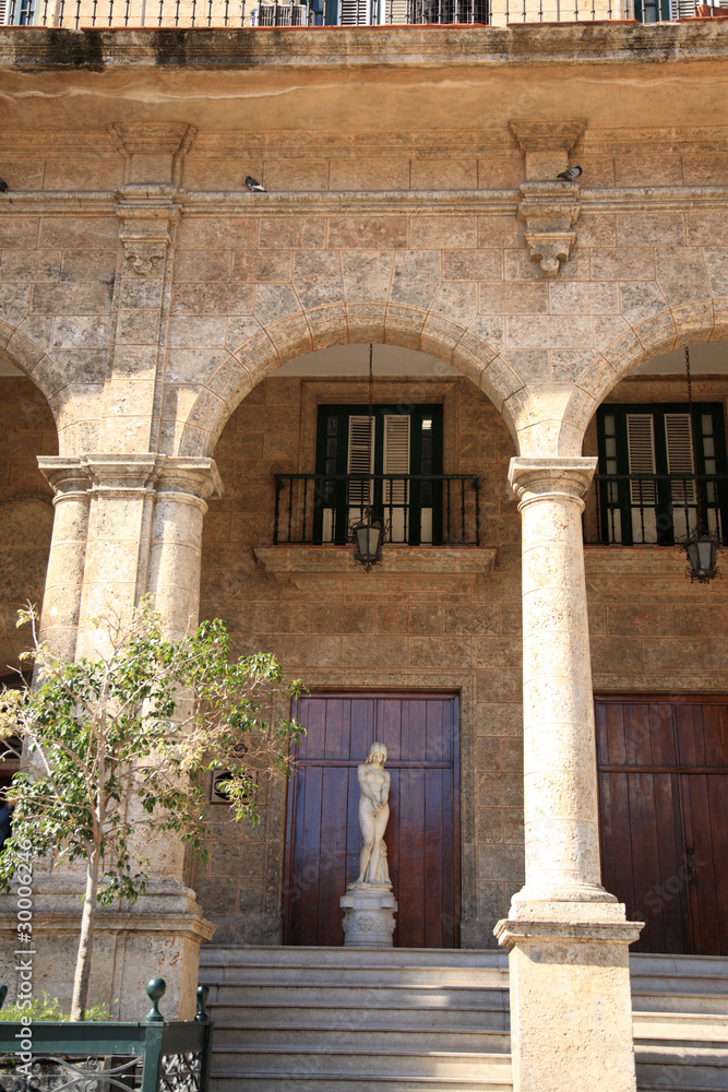 Fototapeta premium Statue under the arches Cuba