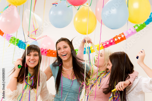 Cuadro en lienzo Birthday party celebration - four woman with confetti have fun