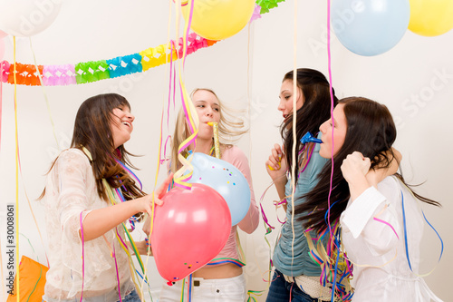 Konstfotografi Birthday party celebration - four woman with confetti have fun