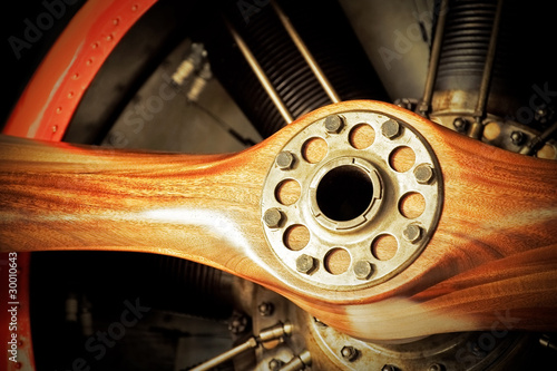 Foto vintage redwood aircraft propeller and engine