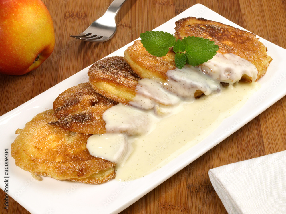 Foto de Apfelbeignets mit Vanillesauce do Stock | Adobe Stock Foto de Apfelbeignets mit Vanillesauce do Stock | Adobe Stock