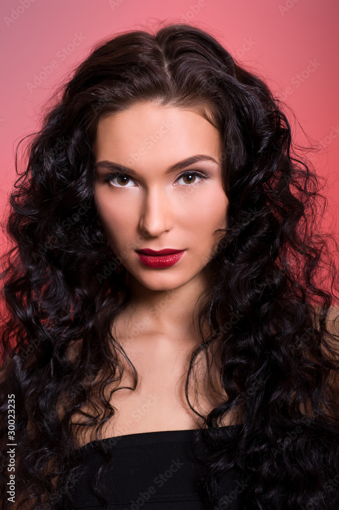 Naklejka premium Portrait of young beautiful brunette woman