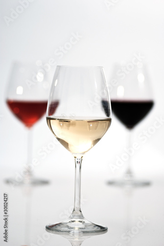 Calici con vino bianco, rosso e rosè 2