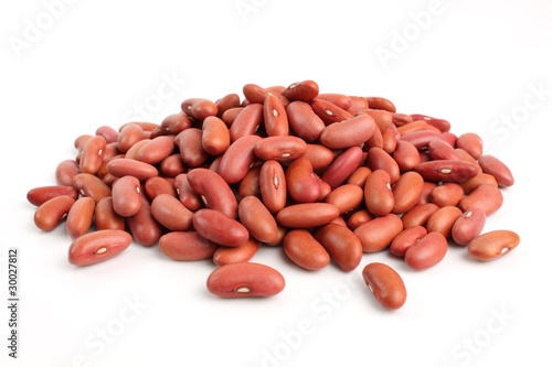 granos de caraotas rojas sobre fondo blanco
