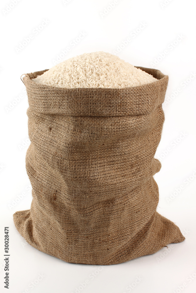 saco lleno de arroz sobre un fondo blanco foto de Stock | Adobe Stock