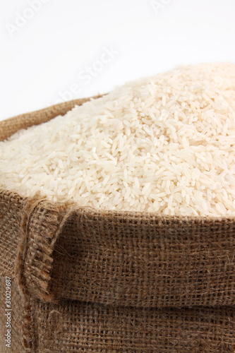 saco lleno de arroz sobre un fondo blanco
