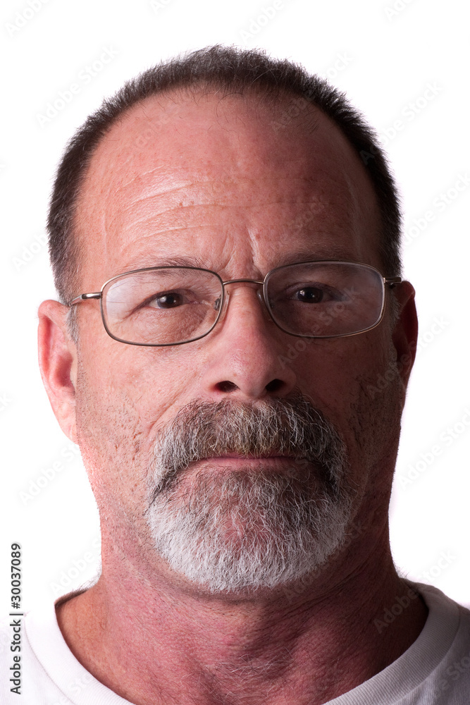 Obraz premium Old Guy in Grey Beard and Glasses Serious