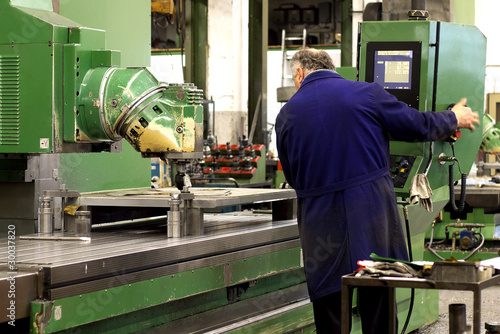 Foto fase di lavorazione con fresa a controllo numerico