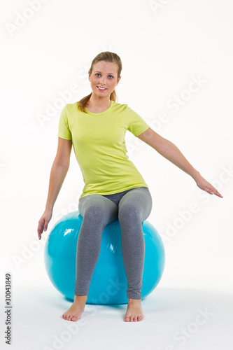 junge frau stärkt die beckenmuskulatur auf dem gymnastikball photo