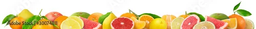 Obraz  z motywem Mixed citrus fruits border. Pile of orange, lemon, tangerine, grapefruit and other citrus fruits in horizontal composition isolated over white background