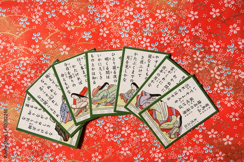 かるた　カルタ　百人一首　　扇　和風バック
