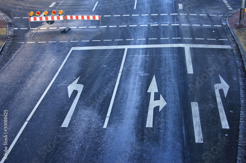 Richtungspfeile auf einer Bundesstraße