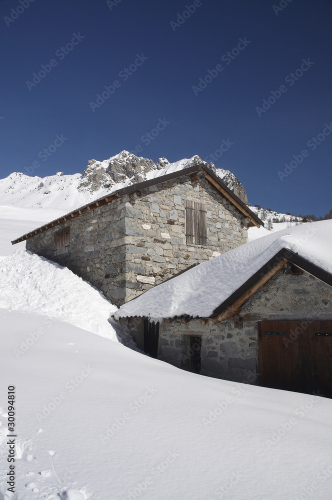 Malghe coperte di neve sulle Alpi
