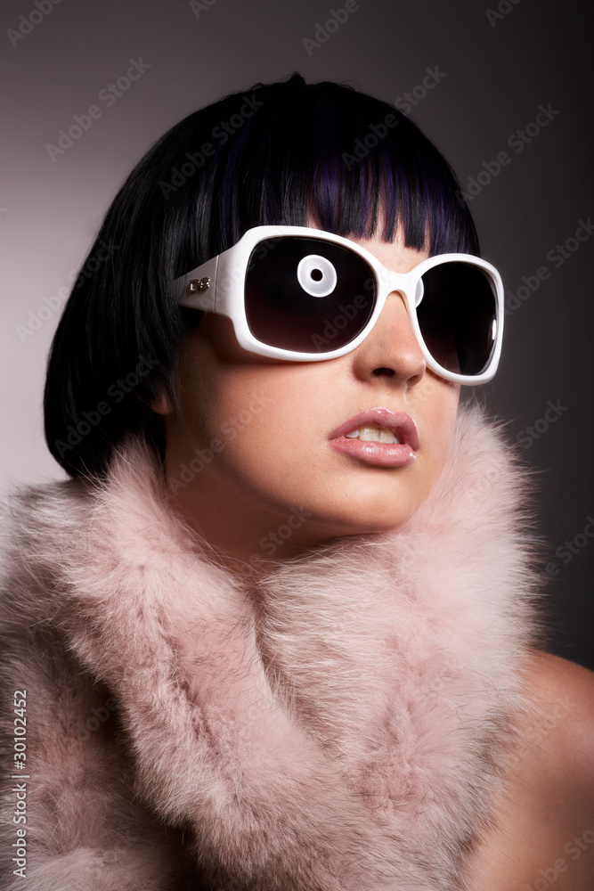 Model mit Bob und Brille Model mit Bob und Brille