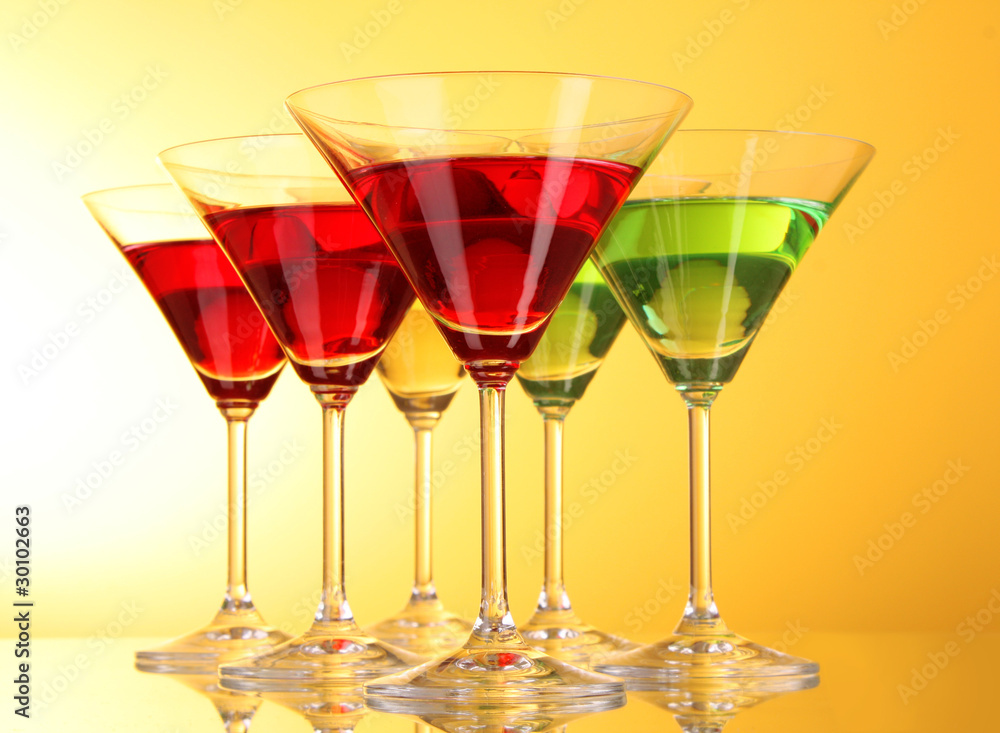 a few glasses of alcoholic drinks in a yellow-brown background a few glasses of alcoholic drinks in a yellow-brown background