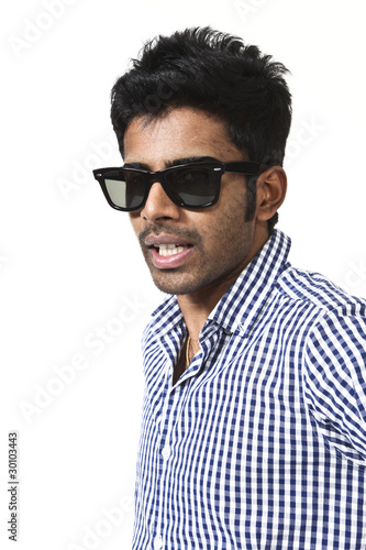 giovane indiano su fondo bianco con occhiali da sole. ritratto © alexandre zveiger