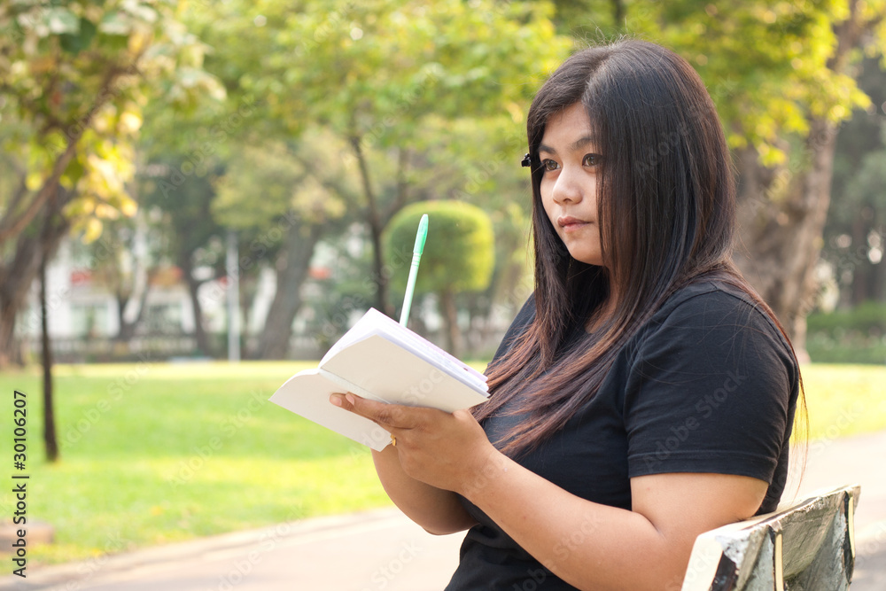 Obraz premium Women are thinking and writing..