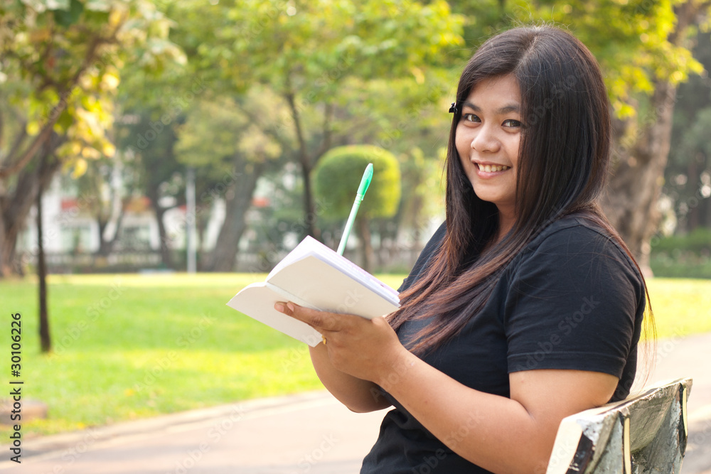 Obraz premium Women are thinking and writing..