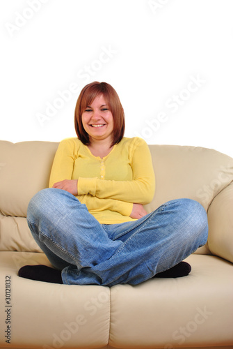 eine junge Frau sitzt entspannt auf einer Couch