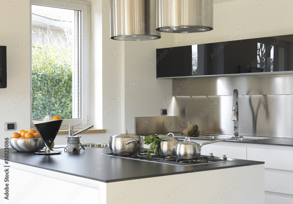 cucina moderna con pentole di acciaio cucina moderna con pentole di acciaio
