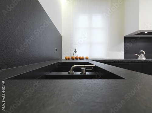 rubinetto acciaio per un lavello in marmo nero photo