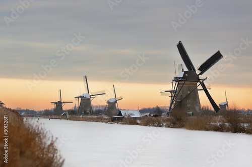 Fototapeta Naklejka Na Ścianę i Meble -  windmills in Kinderdijk at winter sunset