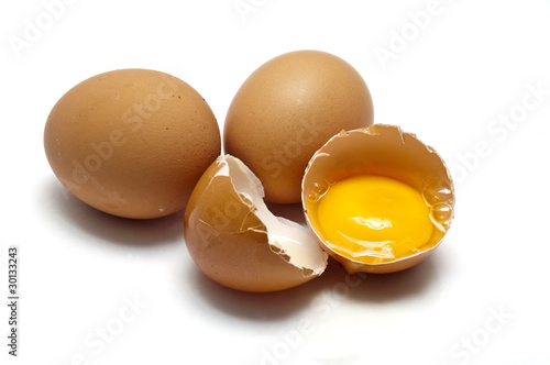 3 huevos crudos sobre fondo blanco