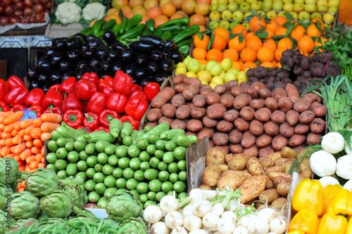 Banco di verdura nel souk di Marrakech - Marocco