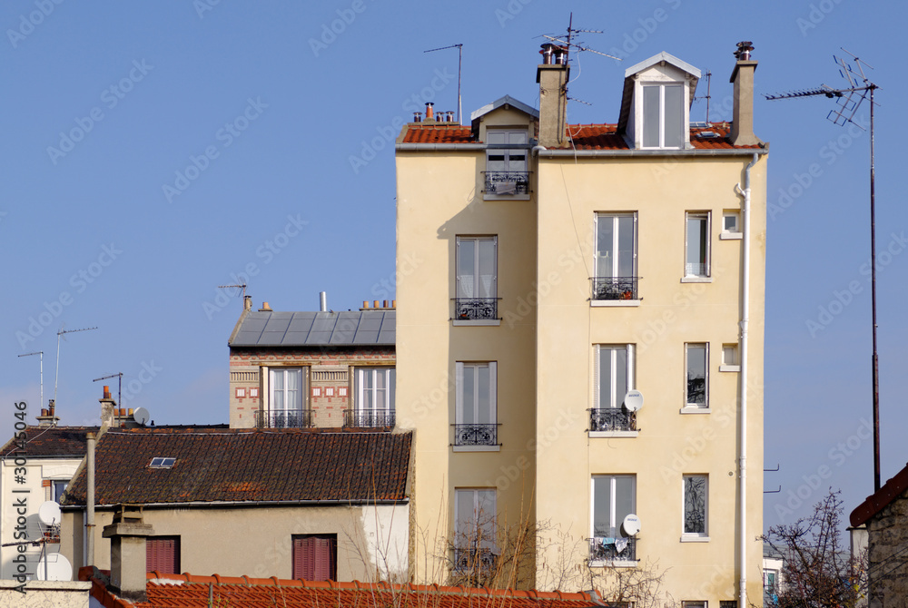 Pavillons  et immeuble de banlieue parisienne