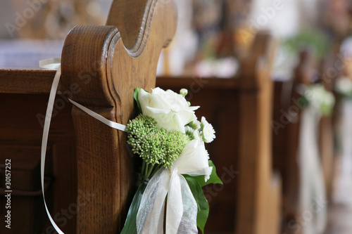 Obraz na płótnie blumendekoration in der kirche bei hochzeit