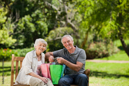 Retired couple with shopping bags © WavebreakMediaMicro