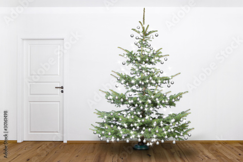 Weißer Tannenbaum im Wohnzimmer