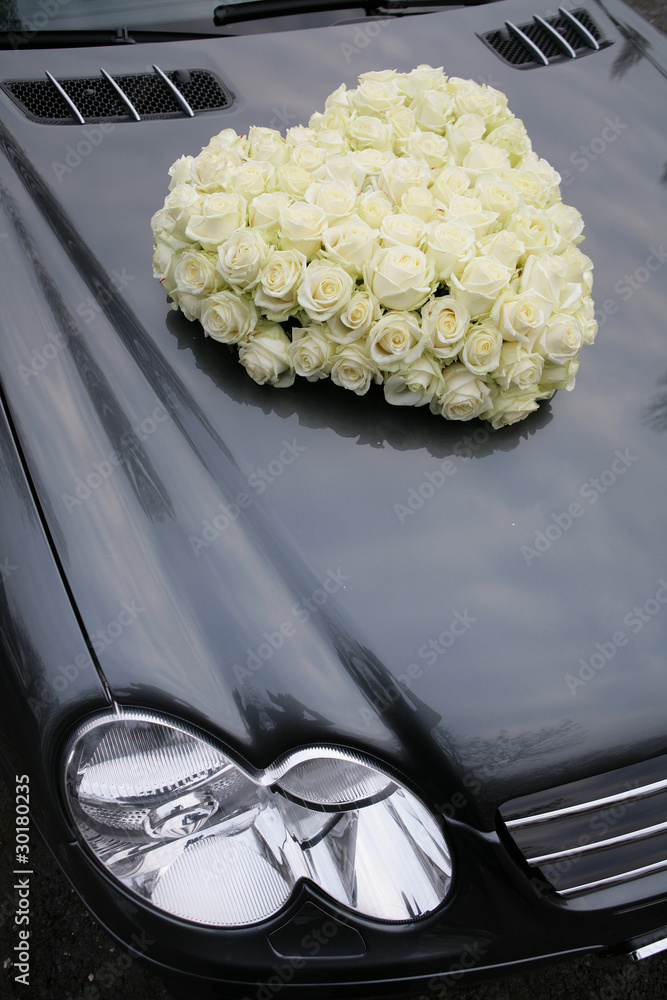 herz,weiße rosen,dekoration auf hochzeitsauto Stock-Foto