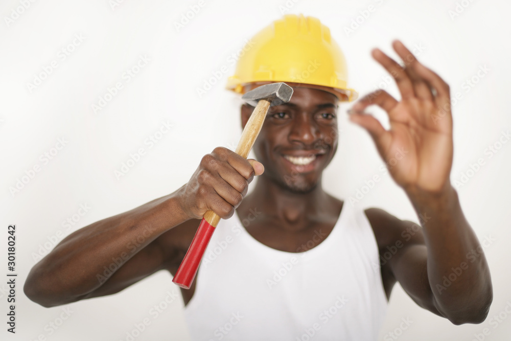Bauarbeiter schlägt ein Nagel an die Wand