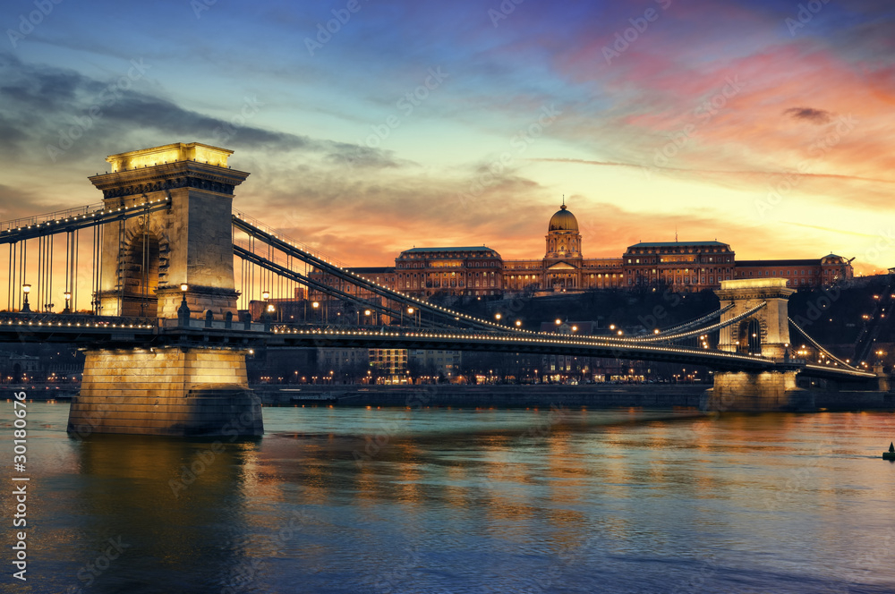 Obraz premium Budapeszt o zachodzie słońca.