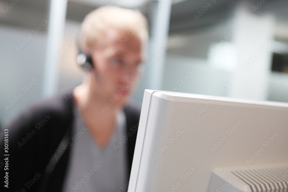 mann im büro, headset,computer mann im büro, headset,computer