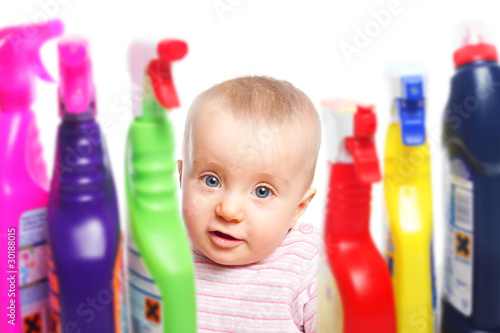 Aufpassen: Baby will mit Putzmittel spielen