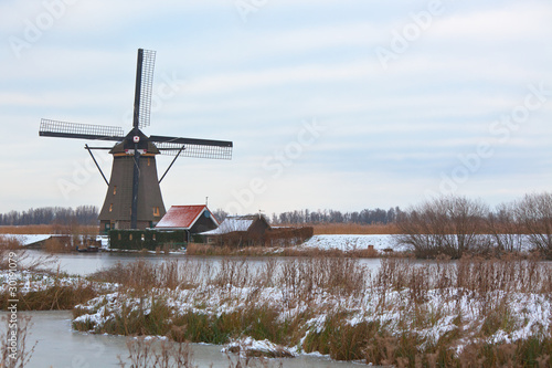 Fototapeta Naklejka Na Ścianę i Meble -  windmills in Kinderdijk at winter