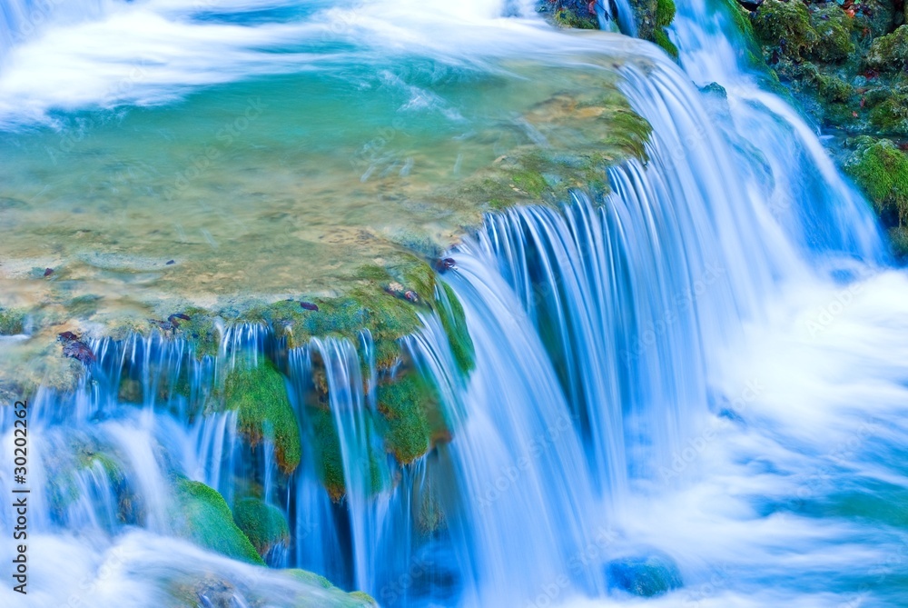 Obraz premium closeup falling water by a spring