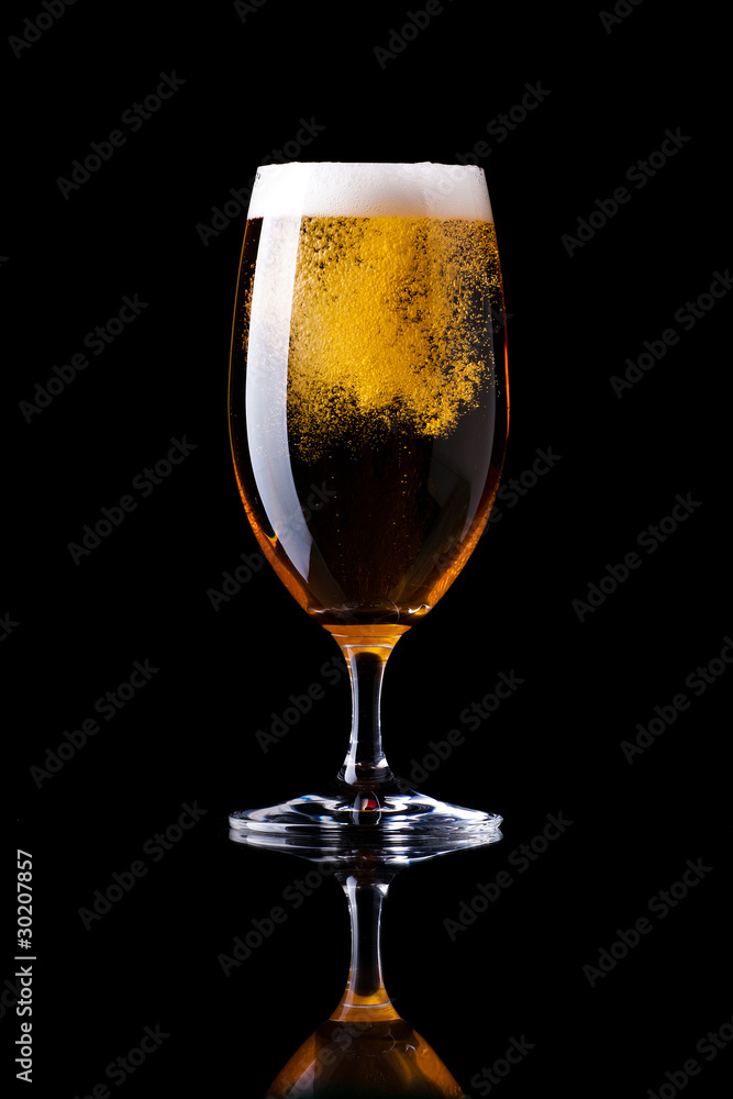 Bier vor schwarzem Hintergrund Bier vor schwarzem Hintergrund