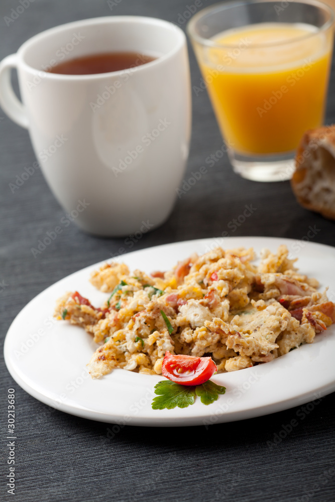 Rührei, Tee und Orangensaft Rührei, Tee und Orangensaft