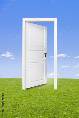 Weiße Tür in Landschaft