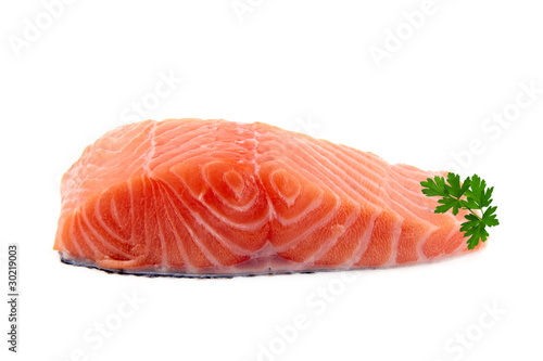 pavé de saumon sur fond blanc