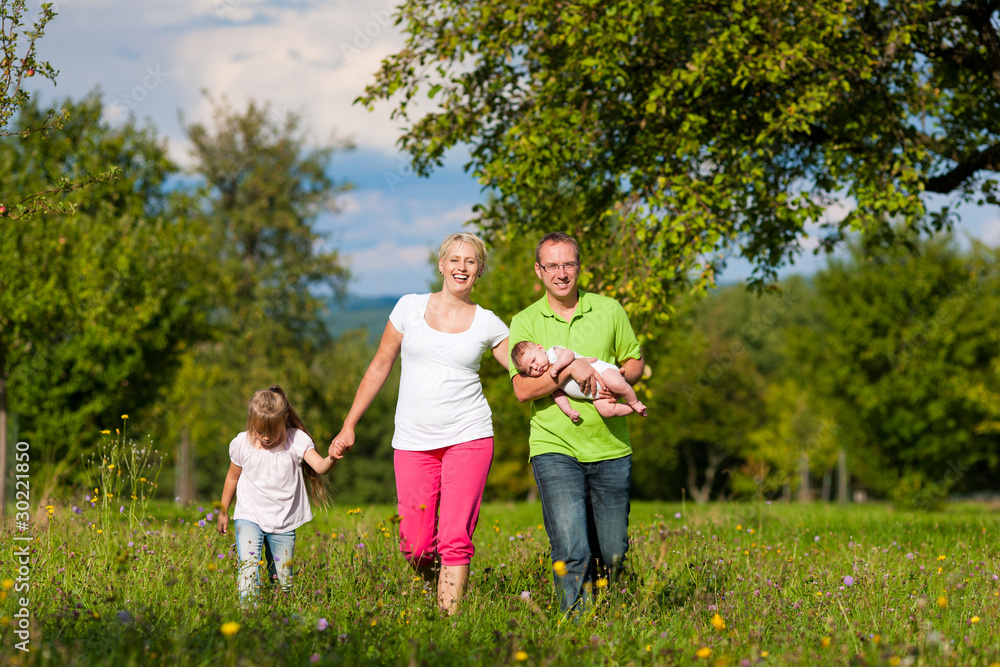 Familie macht Spaziergang im Sommer Familie macht Spaziergang im Sommer