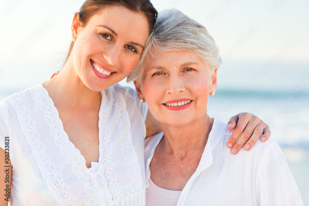Obraz premium Smiling daughter with her mother