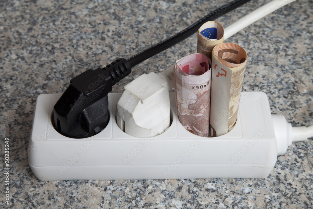 Steckdosenleiste und Stecker mit Geldscheinen Steckdosenleiste und Stecker mit Geldscheinen
